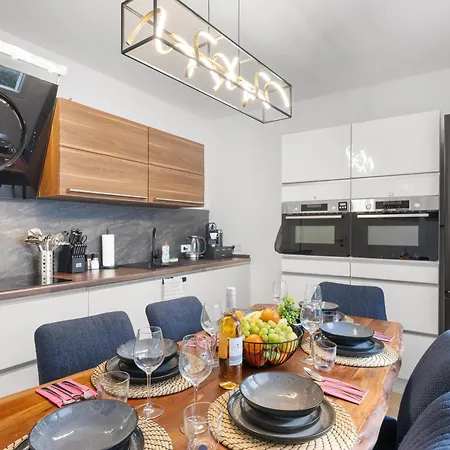 Апартаменты Svyvo - Parking Kitchen Balcony Брюль